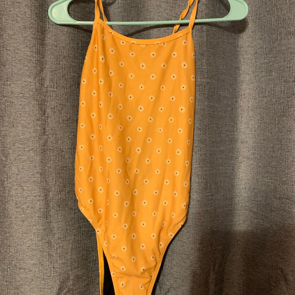 Jolyn one piece tie back “gavin 2” suit. Cute flower pattern! Size 34